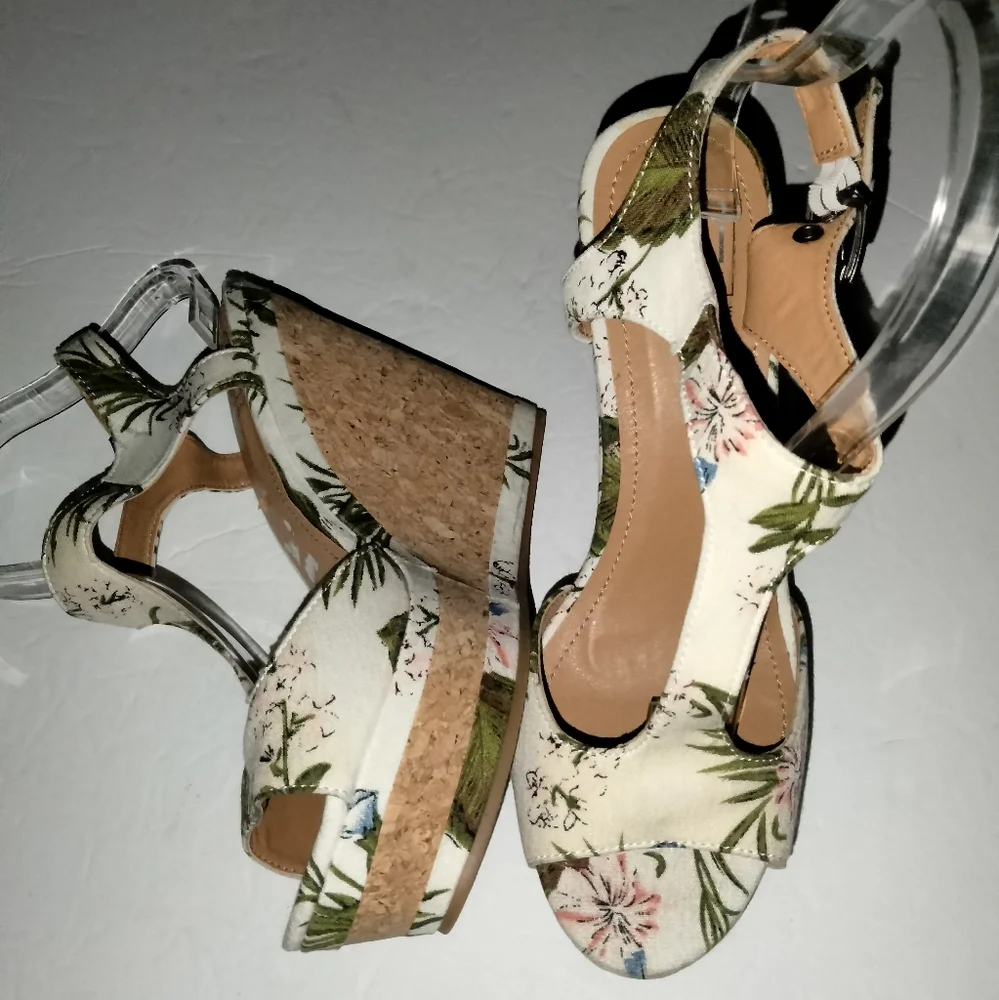 Lust 4 Life (Sz 8.5) Multicolor Floral Print Ankle Strap Peep Toe Wedge Sandals